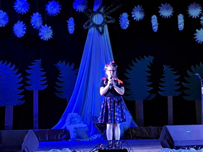 dziewczynka śpiewa na scenie domu kultury 