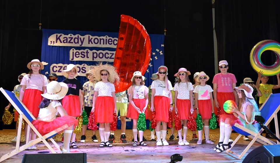 dzieci tańczą na scenie domu kultury