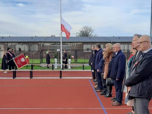 uroczyste wciągniecie flagi państwowej na msza na boisku sp1