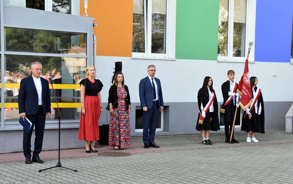 Burmistrz oraz dyrekcja SP1 na uroczystości rozpoczęcia roku szkolnego